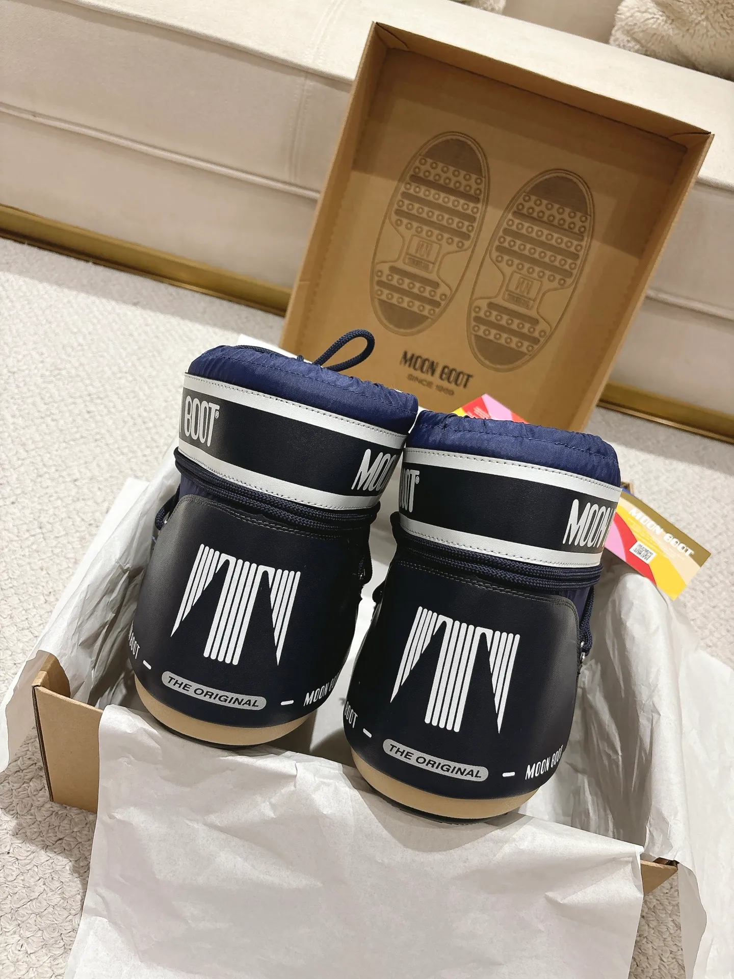 P640 short Moon Boot 2025 vs autumn and winter popular snow boots series... [Ugly Moon Snow Boots] Forget UGG, fashionable people are wearing Moon Boot snow boots. If you find it difficult to accept the revival of UGG, then there is now a more alternative snow boot that is back, with an inner diameter of 4 cm. That is the Moon Boot. It was already very popular in the millennium. Back then, Paris Hilton and Victoria Beckham Celebrities often wear it, and now the Y2K trend is popular again. The same style is worn by young people in QQ shows, and the ugly snow boots that are shown in thousands of people have become popular again, regardless of men and women. They look slim but warm and easy to wear... ❶Fabric: Original custom/cowhide/woven wool/high mercerized waterproof cloth ❷Inner: original 100% silk cotton liner ❸foot: original 100% silk cotton liner ❹ Outsole: Original molded two-color non-slip outsole ❺ Sole thickness: 4cm (including **) ❻ Code number: 35/38; 39/41; ❼ Packaging: Original full set of packaging ☀ Color: Official website updated simultaneously